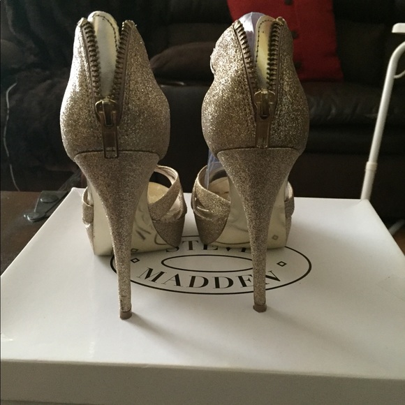 Steve Madden Gold glitter sandal - Picture 3 of 10